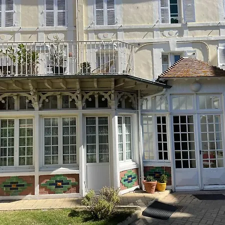 Tivoli, Trouville, 2min *