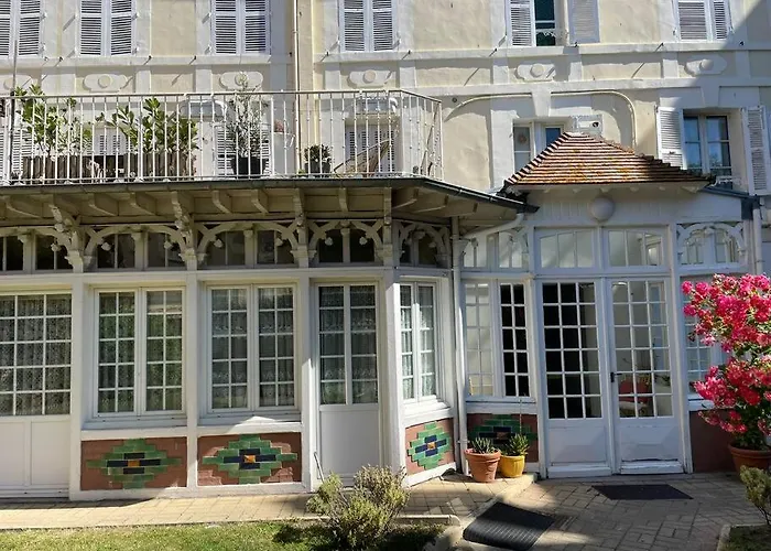 Tivoli, Trouville, 2min *